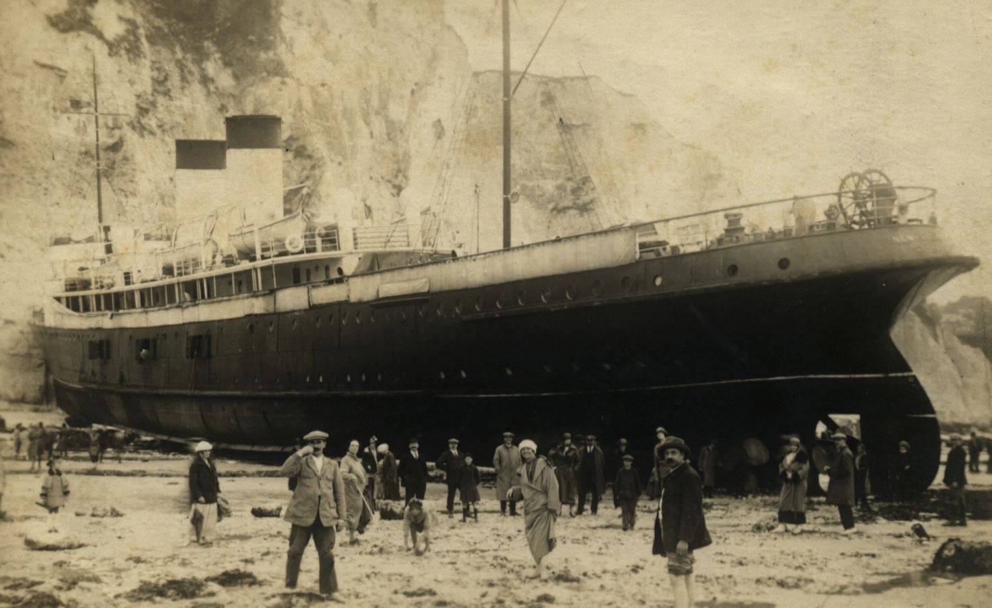 Au petit matin, les badauds découvre une vision spectaculaire, le Newhaven encastré dans la falaise (annexe 6) 